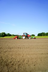 Obraz premium Ackerbau, Schlepper mit Sämaschine