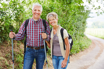 Paar Senioren beim Wandern im Sommer
