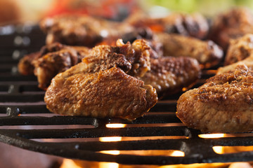 Kippenvleugels grillen op barbecuegrill