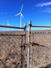 Rostiger Zaun schützt Windpark