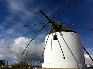 Windmühle San José vor Gewitterwolke