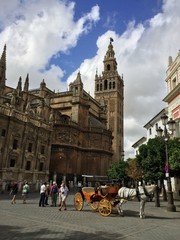Naklejka na ściany i meble Kutsche vor Kathedrale Santa Maria in Sevilla