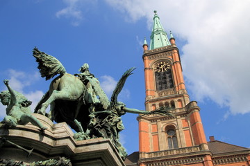 Fototapeta na wymiar Johanneskirche und Kaiser Wilhelm Denkmal in Düsseldorf