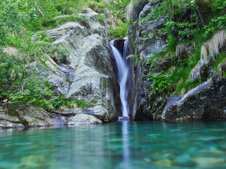 Wasserfall mit See in den Alpen