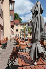 Obraz premium Café mit Tischen und Schirme