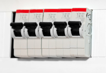 automatic knife-switch