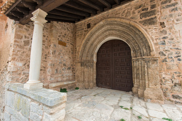 Fototapeta na wymiar Puerta de la Iglesia de Santa María. Moya. Cuenca. España