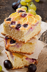 pie with grapes and vanilla
