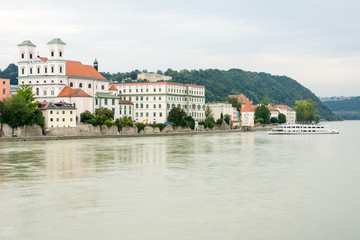 Fototapeta na wymiar River Inn in Passau