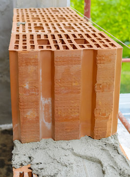 Block poroton placed on a bed grout on a bricklayer.