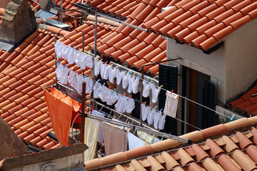Sous-vêtements et draps à sécher sur les toits