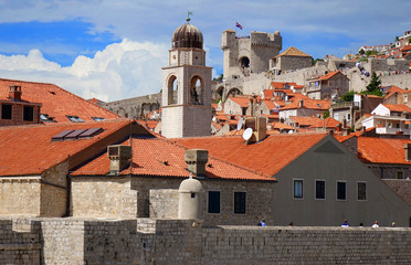 Dubrovnik avec ses toits, ses remparts et sa forteresse