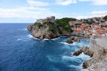 Fototapeta na wymiar Dubrovnik avec ses toits, ses remparts et sa forteresse
