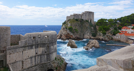 Fototapeta na wymiar Dubrovnik avec ses toits, ses remparts et sa forteresse