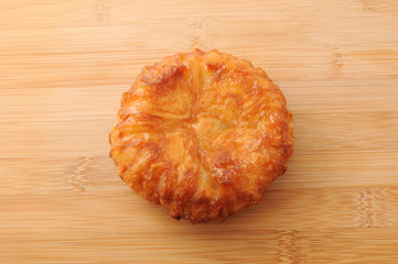 まな板にのせた クイニーアマン kouign amann