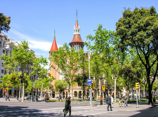 Obraz premium BARCELONA, SPAIN - MAY 21, 2005: Tourists enjoy city life on a b