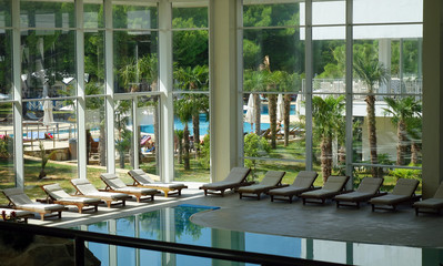 Piscine intérieure d'un centre Spa