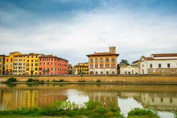 Fototapeta na wymiar Veduta di Lungarno Mediceo di Pisa, Italia