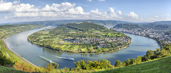 Fototapeta na wymiar Picturesque bend of the river Rhine near Filsen, Germany