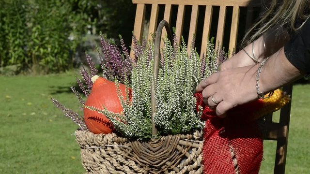 Blumenkorb herbstlich dekorieren