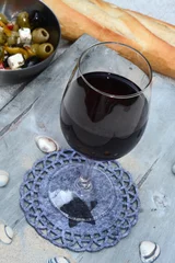 Tapeten Rode wijn drinken tijdens de starndvakantie op het terras © trinetuzun