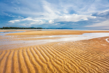Fototapeta na wymiar Beautiful tropical beach with waves sand