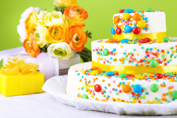 Fototapeta na wymiar Beautiful tasty birthday cake and gifts on color background