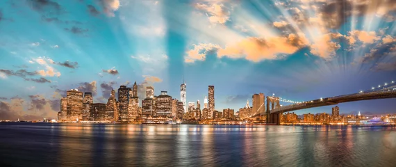 Poster Dramatische lucht boven Brooklyn Bridge en Manhattan, panoramische nacht © jovannig