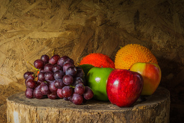 Obrazy na Szkle  Martwa natura z drewnem pełnym owoców