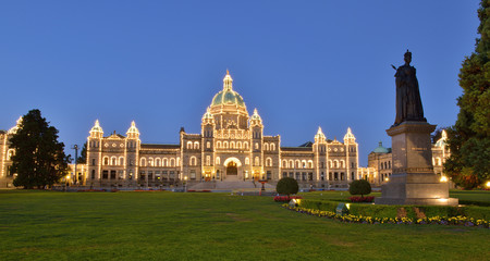 Fototapeta na wymiar British Columbia Parliament Buildings at early dawn