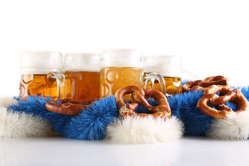 Maßkrüge und Brezen