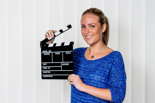 Frau mit Filmklappe
