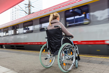 Frau sitzt in einem Rollstuhl auf einem Bahnhof © Gina Sanders