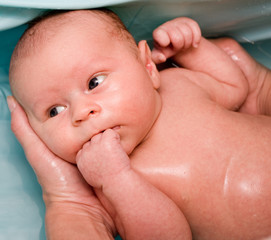 Bathing of a newborn baby boy - 70510920