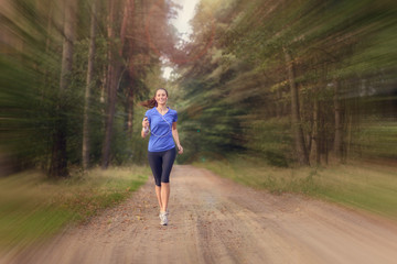 Athletische Frau geht im Wald joggen