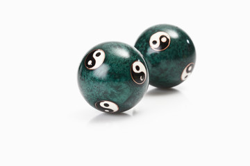 Baoding Kugeln auf weißem Hintergrund