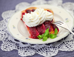 Ein Stück Pflaumenkuchen