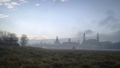 Fototapeta na wymiar Dresden, Morgentau im Herbst