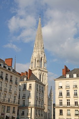Fototapeta na wymiar Saint Nicholas church from Royal square Nantes center France