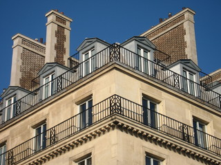 Façade d'angle d'immeuble de Paris - obrazy, fototapety, plakaty
