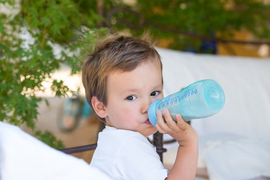enfant et biberon