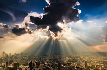 Photo sur Plexiglas Ciel Rayons de lumière brillant à travers les nuages sombres