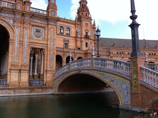 Brücke über den Wasserkanal am Plaza de España in Sevilla