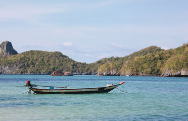 Fototapeta na wymiar small boat fishing on bay angthong island thailand