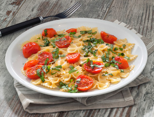 Pasta with fresh tomatoes and basil