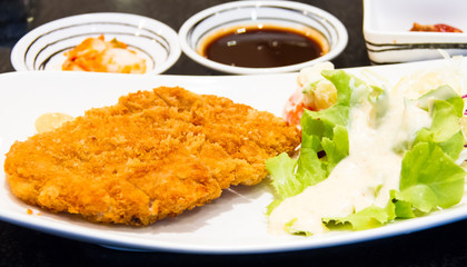 Fritter pork with salad vegetables