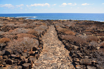 camino de piedras volcanicas en la isla de lanzarote