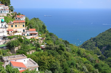 przepiękny widok miejscowości albori na wybrzeżu amalfi, włochy