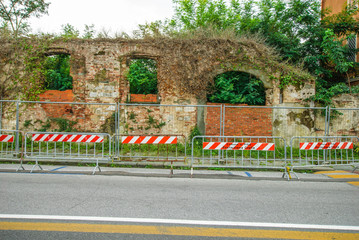 Ruderi vecchia casa, degrado rovina