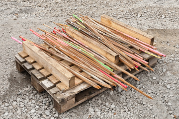 Stahlstäbe in verschiedenen Farben liegen auf einer Palette